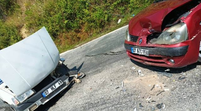 Alanya'da otomobiller kafa kafaya çarpıştı