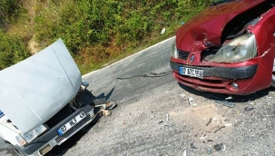 Alanya'da otomobiller kafa kafaya çarpıştı