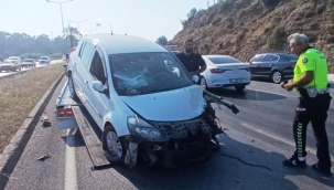 Alanya yolunda otomobil tur aracına çarptı: 1'i turist, 3 yaralı