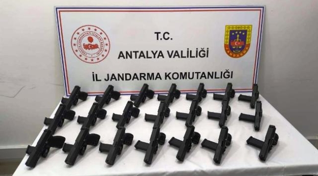 Antalya'da ruhsatsız 21 tabanca ele geçirildi