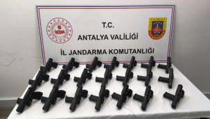 Antalya'da ruhsatsız 21 tabanca ele geçirildi