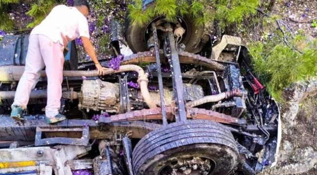 Antalya'da yumurta yüklü kamyon devrildi: 1 ölü
