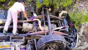 Antalya'da yumurta yüklü kamyon devrildi: 1 ölü