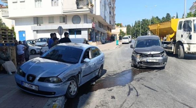 Hafif ticari araç ile otomobil çarpıştı: 1 yaralı