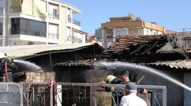 Hurda malzemelerden çıkan yangın 2 gecekonduyu küle döndürdü