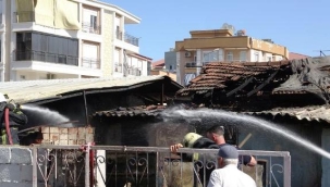 Hurda malzemelerden çıkan yangın 2 gecekonduyu küle döndürdü