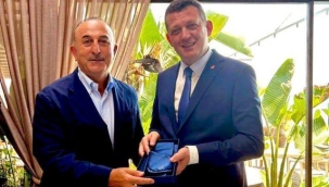 Mevlüt Çavuşoğlu'ndan Kaymakam Ürkmezer'e teşekkür plaketi 