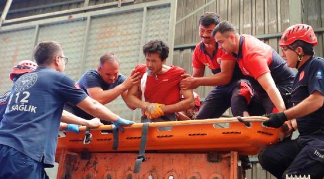 Plastik atıkları makineye atarken içine düşen işçi bacaklarını kaybetti