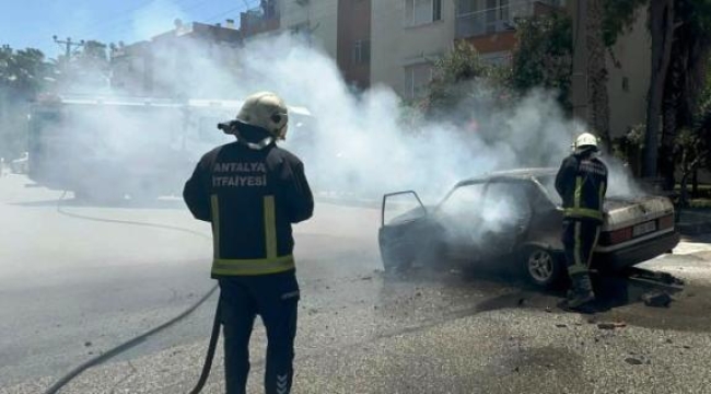Seyir halindeyken alev alan otomobil kullanılamaz hale geldi