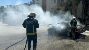 Seyir halindeyken alev alan otomobil kullanılamaz hale geldi