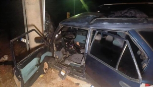 Tur aracıyla çarpışan otomobildeki 3 kişi yaralandı