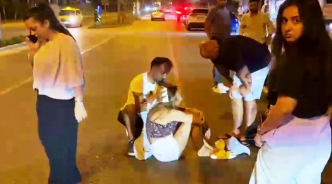 Turistleri taşıyan transfer aracı turistin kullandığı motosiklete çarptı