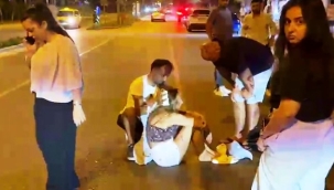 Turistleri taşıyan transfer aracı turistin kullandığı motosiklete çarptı