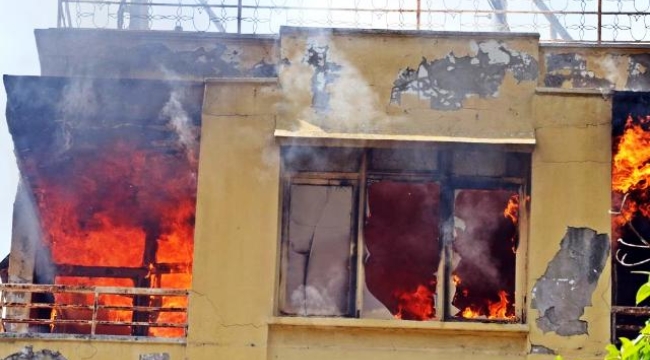 Ünlülerin program yaptığı eski televizyon kanalı binasında yangın