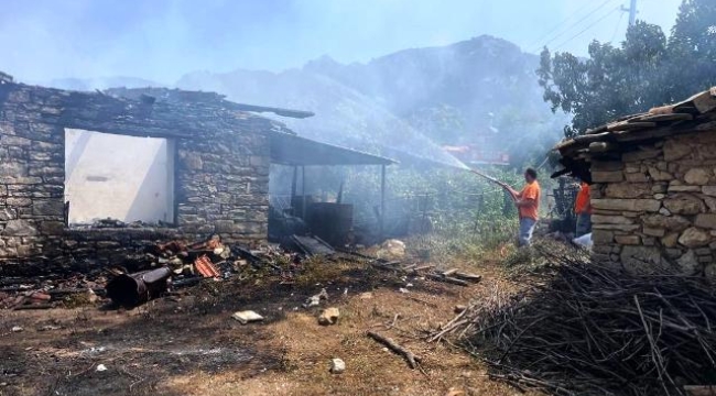 Yangında hem evini hem de 80 bin TL'sini kaybetti