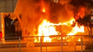 Yolcu minibüsü alev alev yandı, sürücü yaralandı