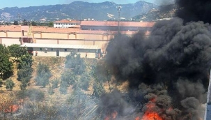 Alanya'da atık lastik yangınını itfaiye söndürdü