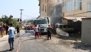 Alanya'da freni boşalan çöp kamyonu 2 otomobili ezdi
