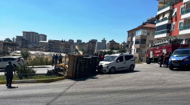 Alanya'da hafif ticari araç ile kamyonet çarpıştı: 1 yaralı