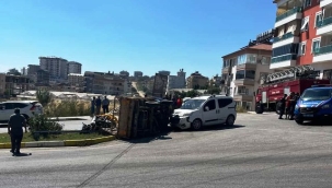 Alanya'da hafif ticari araç ile kamyonet çarpıştı: 1 yaralı