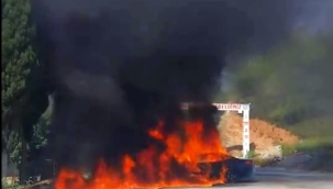 Alanya'da seyir halindeyken yanan otomobil küle döndü