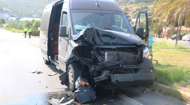 Alanya'da tur minibüsü ile hafif ticari araç çarpıştı: 2 yaralı