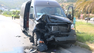 Alanya'da tur minibüsü ile hafif ticari araç çarpıştı: 2 yaralı
