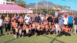 Faruk Konukçu'dan Güreş Spor Okulu'na ziyaret