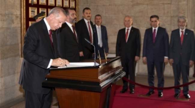 Cumhurbaşkanı Erdoğan, 30 Ağustos Zafer Bayramı mesajını verdi: Anıtkabir Özel Defteri'ni imzaladı