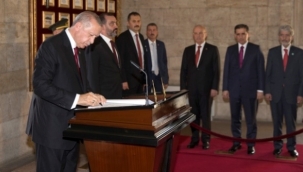 Cumhurbaşkanı Erdoğan, 30 Ağustos Zafer Bayramı mesajını verdi: Anıtkabir Özel Defteri'ni imzaladı