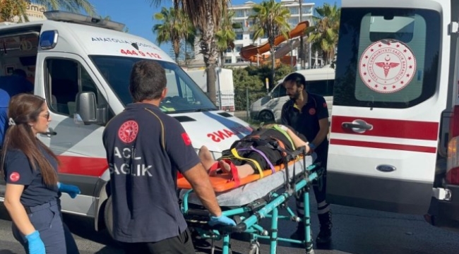 Alanya'da tur otobüsüyle yolcu midibüsü çarpıştı: 2'si ağır 15 yaralı