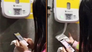 Çin'deki kamuya açık tuvaletlerin bazılarında tuvalet kağıdı çekebilmek için reklam izlemeniz gerekiyor.