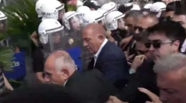 Gürsel Tekin, polis eşliğinde binaya girdi