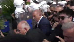 Gürsel Tekin, polis eşliğinde binaya girdi