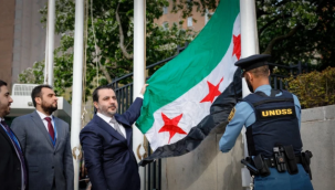 Suriye bayrağı, Washington'da göndere çekildi