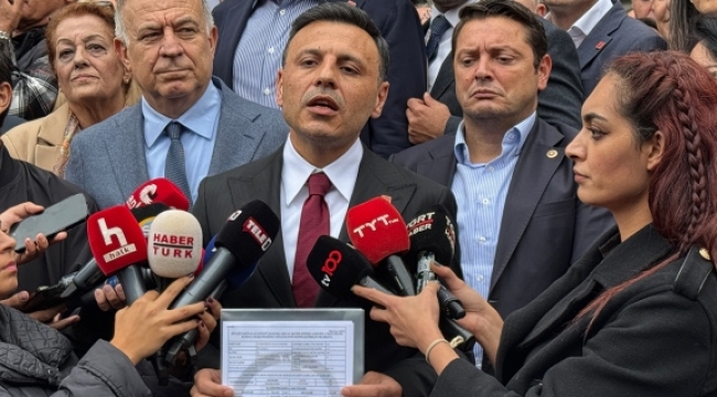 Yeniden CHP İstanbul İl Başkanı seçilen Özgür Çelik mazbatasını aldı
