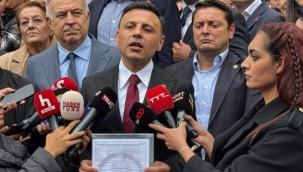 Yeniden CHP İstanbul İl Başkanı seçilen Özgür Çelik mazbatasını aldı
