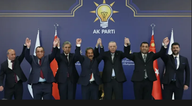 4 ayrı partiden 7 belediye başkanı AK Parti'ye katıldı: Rozetlerini Cumhurbaşkanı Erdoğan taktı