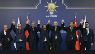 4 ayrı partiden 7 belediye başkanı AK Parti'ye katıldı: Rozetlerini Cumhurbaşkanı Erdoğan taktı