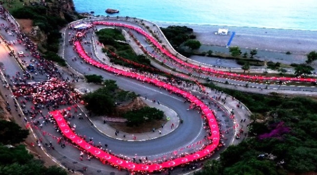 Antalya'da 400 metrelik dev Türk bayrağıyla yürüyüş düzenlendi