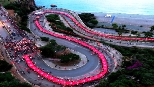 Antalya'da 400 metrelik dev Türk bayrağıyla yürüyüş düzenlendi