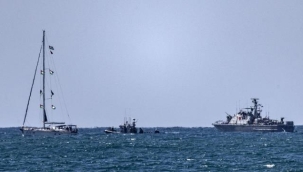 Saldırıya uğrayan Küresel Kararlılık Filosunda alıkonulan gemiler, Aşdod Limanı'na götürülüyor.