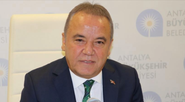 Muhittin Böcek, acil olarak hastaneye kaldırıldı