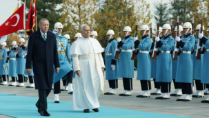 Papa 14. Leo'yu Cumhurbaşkanlığı Külliyesi'nde resmi törenle karşıladı.