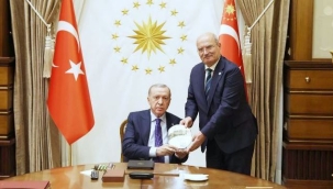 BARAN, ATO'NUN YAPAY ZEKÂ DESTEKLİ ATONET AKILLI ASİSTAN PROJESİYLE ELDE ETTİĞİ "DÜNYA BİRİNCİLİĞİ" ÖDÜLÜNÜ CUMHURBAŞKANI ERDOĞAN'A TAKDİM ETTİ…