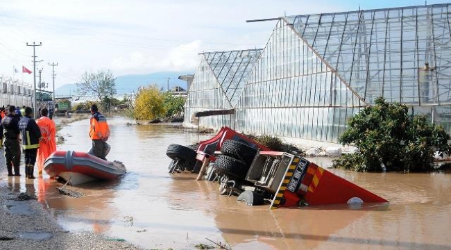 Antalya'da sağanak sele yol açtı: Sera ve tarım arazileri su altında, hasar tespiti yapılıyor