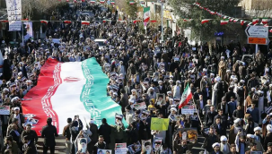 İran'daki protestolar şiddetlendi: Kamu binası ve polis araçları yakıldı, Ülke çapında internet kesildi