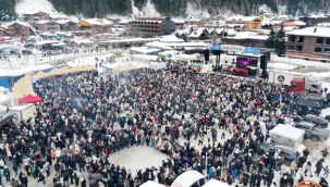 Uzungöl'de 6161 kişiyle horon rekoru kırıldı