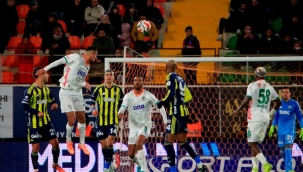 Zirvede fark 1'e düştü! 5 gollü düelloda kazanan Fenerbahçe
