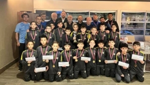 Alanyaspor Şampiyon U12 takımı yemekte bir araya geldi